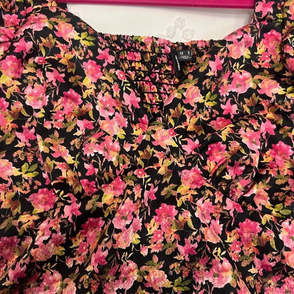 ❌SOLD ❌
💐Vero Moda floral cropped blouse - Picture 6 of 6